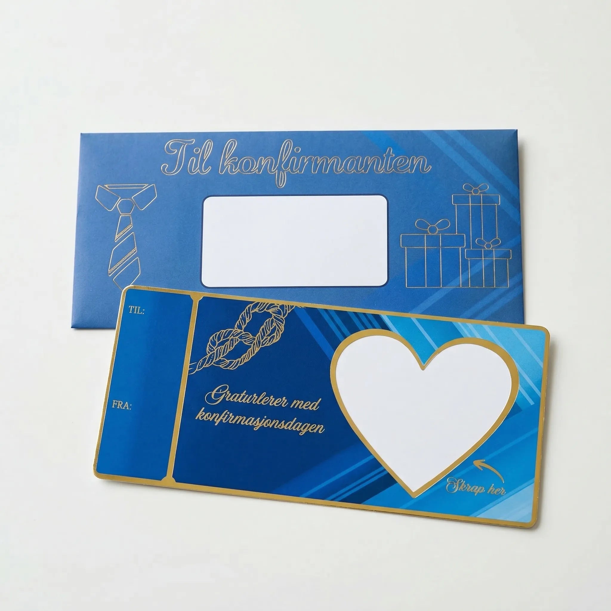 Et gavekort til konfirmasjon med konvolutt. Skriv inn ønsket gave i det hvite hjertefeltet, og fest over en skrapelapp som følger med. Konfirmanten må skrape frem gaven, akkurat som et flax-lodd. Konvolutten og kortet er i blått design med gullfolierte detaljer