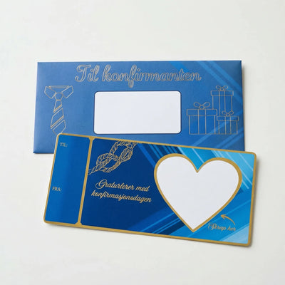 Et gavekort til konfirmasjon med konvolutt. Skriv inn ønsket gave i det hvite hjertefeltet, og fest over en skrapelapp som følger med. Konfirmanten må skrape frem gaven, akkurat som et flax-lodd. Konvolutten og kortet er i blått design med gullfolierte detaljer