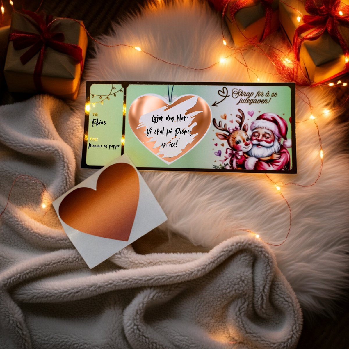 Dette er et skrapelodd / flakslodd julegavekort. Her vet man ikke hva man får før vedkommende skraper vekk hjertet. Perfekt når man skal gi bort en gave og ønsker å gi en bort med ekstra spenning. Her kan man se at hjertet er skrapt bort og hva man fikk i julegave kan nå leses av den som mottar den. Gjør julegave åpningen ekstra spennende med dette skrapelodd julegave kortet. 