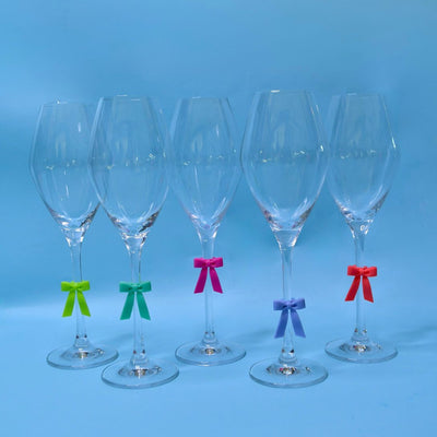 Glassmarkør som ser ut som nydelige små sløyfer forsikrer deg om at du ikke tar feilt glass når du har besøk. Velg din farge og du vil alltid vite hvilket glass som var ditt utover kvelden. Kommer i 6 nydelige farger. 