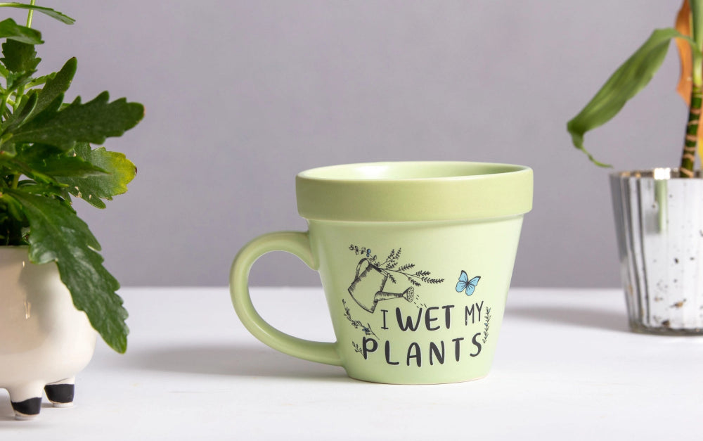 Grønn kaffekrus til blomster-elskeren med teksten I wet my plants. En gøyal gave til alle med grønne fingre og en god dose humor.