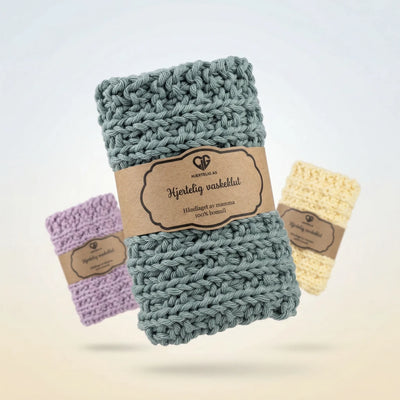 Grønn. vaskeklut i front, med håndlaget magehelte i resirkulert papir. Vaskekluten er håndstrikket av mamma og kommer i 6 forskjellige farger. De selges i pakker på 1stk, så velg din favorittfarge. 