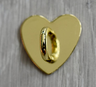 Et nærbilde av kroken i gull som brukes til å feste på tilbehør til termokoppen