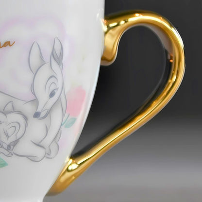 En kaffekopp med gullhåndtak som symboliserer din kjærlighet til din bestemor.  Gullhåndtaket er formet som et halvt hjerte, som symboliserer din kjærlighet til din bestemor. En perfekt gave til jul eller bursdag. Nydelig Bambi design.