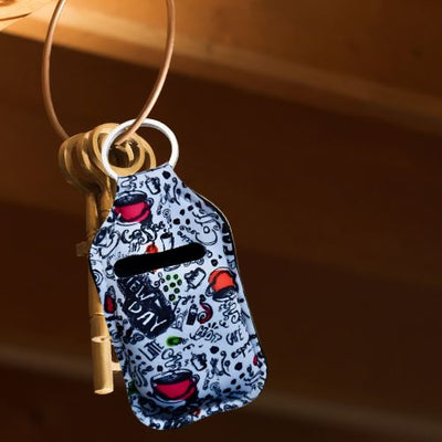 Veske til airpods med kaffemotiv som henger på en gammel nøkkel-klype i kjelleren. 
