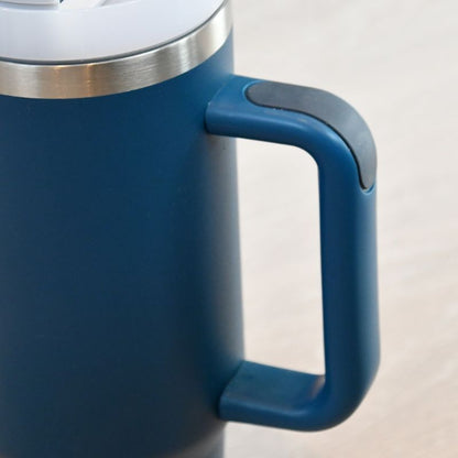 Håndtak med silikongrep på den blå termokoppen. Gjør denne drikkeflasken ekstra personlig og unik med en tekst. Lasergraver navn, sitater, gode ord eller kanskje en intern vits? Du velger. En gave som garantert blir brukt hver dag! 