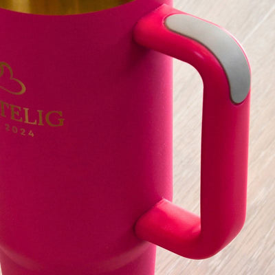 Håndtaket er silikonbelegg på for at du skal få det perfekte grepet! Julegave med detaljer som kommer godt med og skiller denne tumbleren / termokoppen fra billige flasker du finner andre plasser. Kvalitet som varer i mange år. Samtidig skiller den seg ut med de nydelige gulldetaljene sine. 