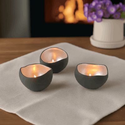 Håndlagde Telysholdere i Perlemorsfinish fra Frankrike. Nydelige telysholdere som blir lyst opp når man tenner telys i holderene. Gi hjemmet ditt en nydelig detalje med dekor som varer. 