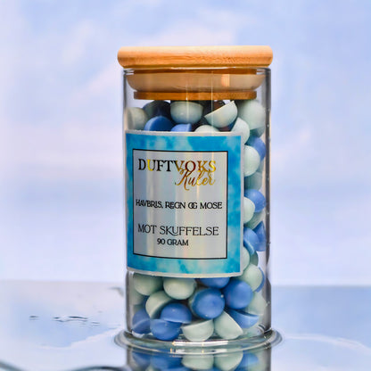 Havbris regn og mose duftvokskuler mot skuffelse. Kommer i et nydelig glass med bambuslokk. Etiketten har gulldetaljer. Smelt noen kuler i duftbrenneren og kjenn på følelsene, drøm deg bort med en forfriskende lukt av frihet.