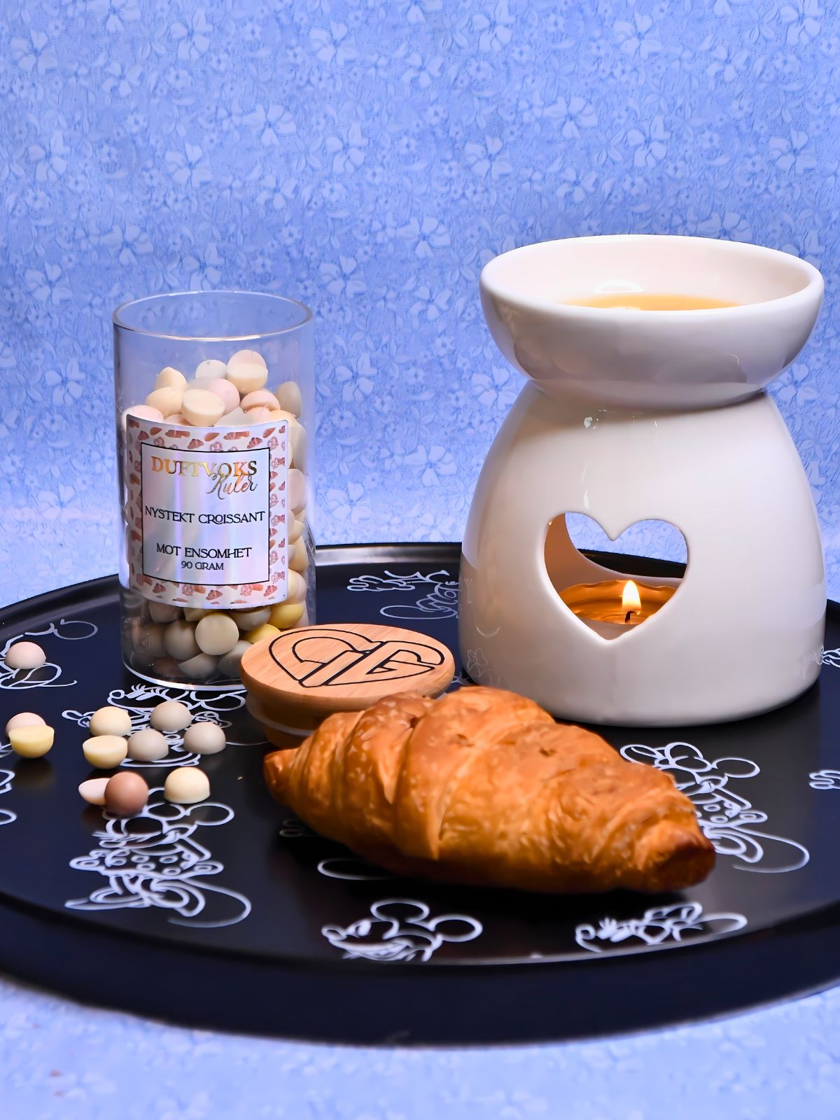 Duftvoks laget av soyavoks. Denne har en helt fantastisk duft av nystekt croissant. Fyll hele huset med denne herlige duften. Er du ensom, smelt noen kuler i en duftbrenner og len deg tilbake. Alle kan føle seg litt ensom innimellom, du er ikke aleine. 