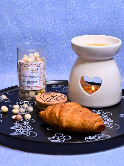 Duftvoks laget av soyavoks. Denne har en helt fantastisk duft av nystekt croissant. Fyll hele huset med denne herlige duften. Er du ensom, smelt noen kuler i en duftbrenner og len deg tilbake. Alle kan føle seg litt ensom innimellom, du er ikke aleine. 