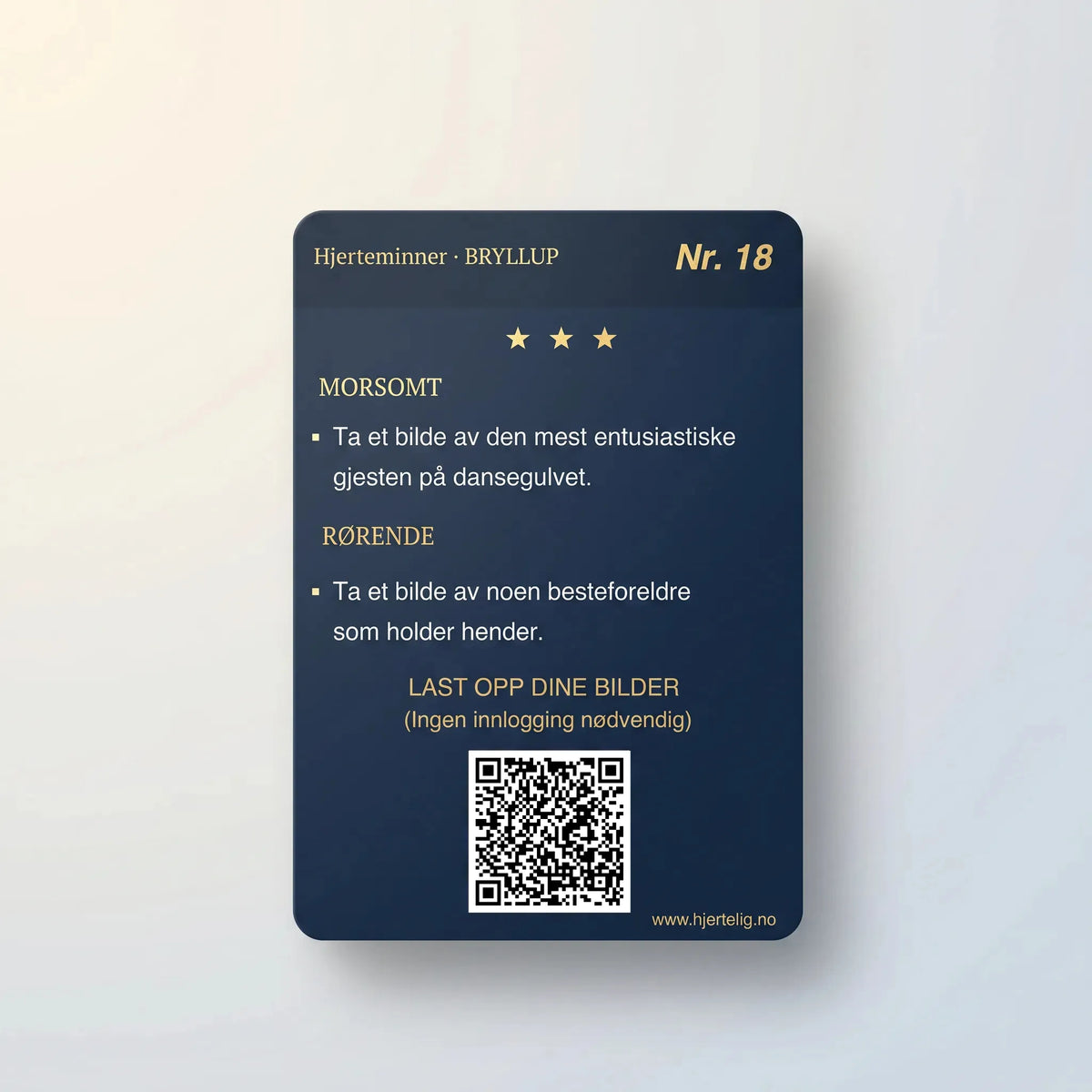 Bordkort til bryllup med QR-kode og fotooppdrag som gjestene skanner for å laste opp bilder