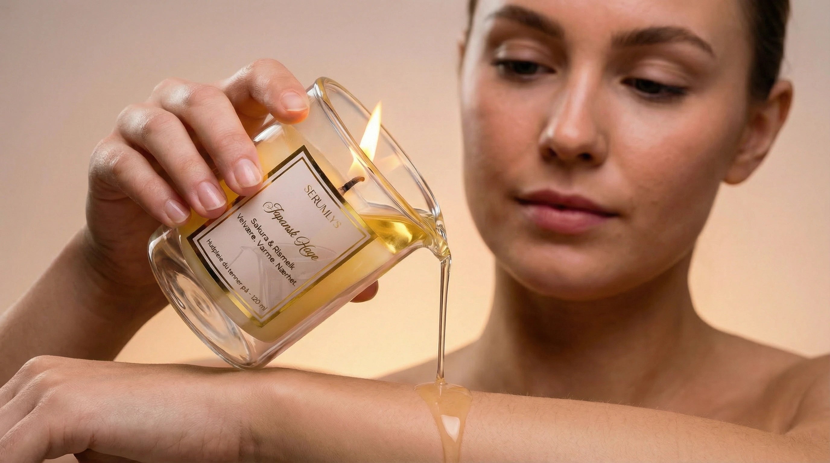 Body serum som helles på armen. Et lys som er laget med naturlige planteoljer som trekker godt inn i huden. Varmen fra oljene gir en spafølelse og velvære. Et produkt som tar vare på både hud og sinn.