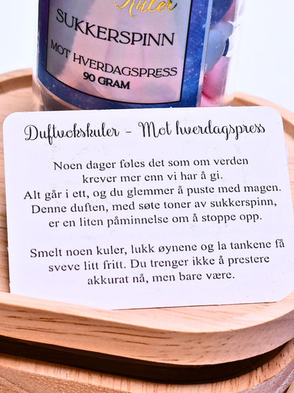 Kort som følger med duftvoksen mot hverdagspress. Duften med søte toner av sukkerspinn, er en liten påminnelse om å stoppe opp. Smelt noen kuler, lukk øynene og la tankene få sveve litt fritt. 