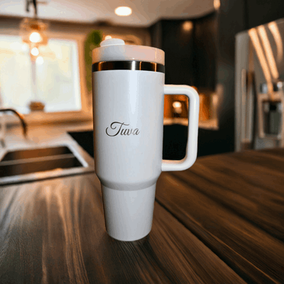 Hvit lasergravert termokopp med navn på kjøkkenbenken