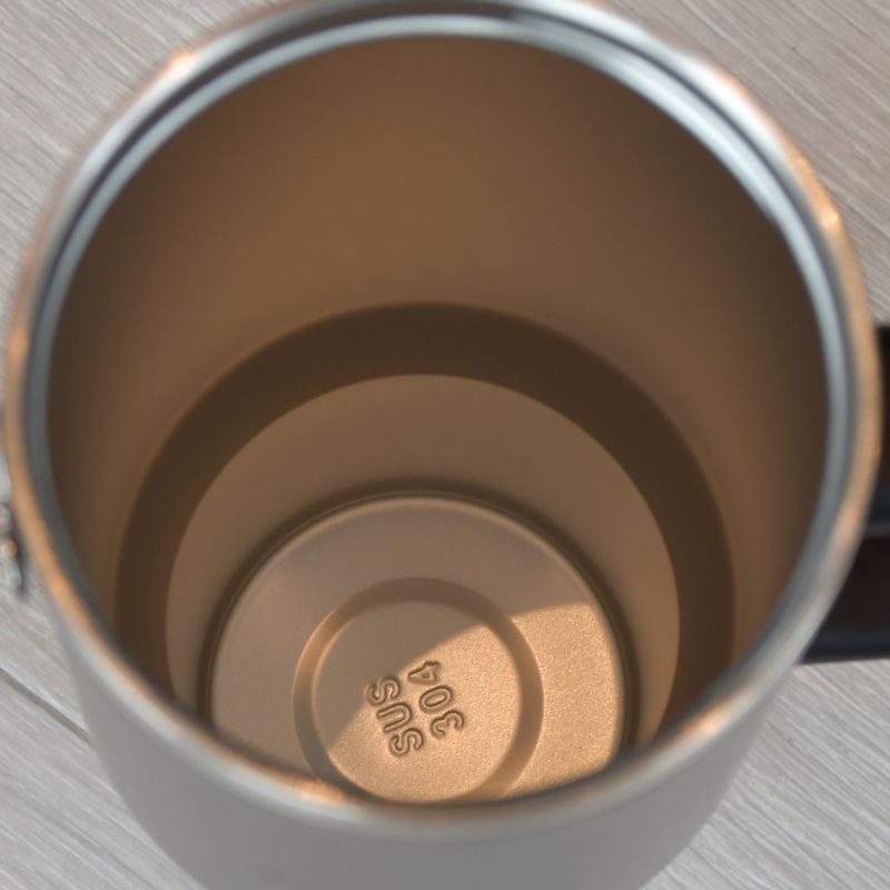 Svart termokopp oppi. Holder drikker varm eller kald i mange timer. 