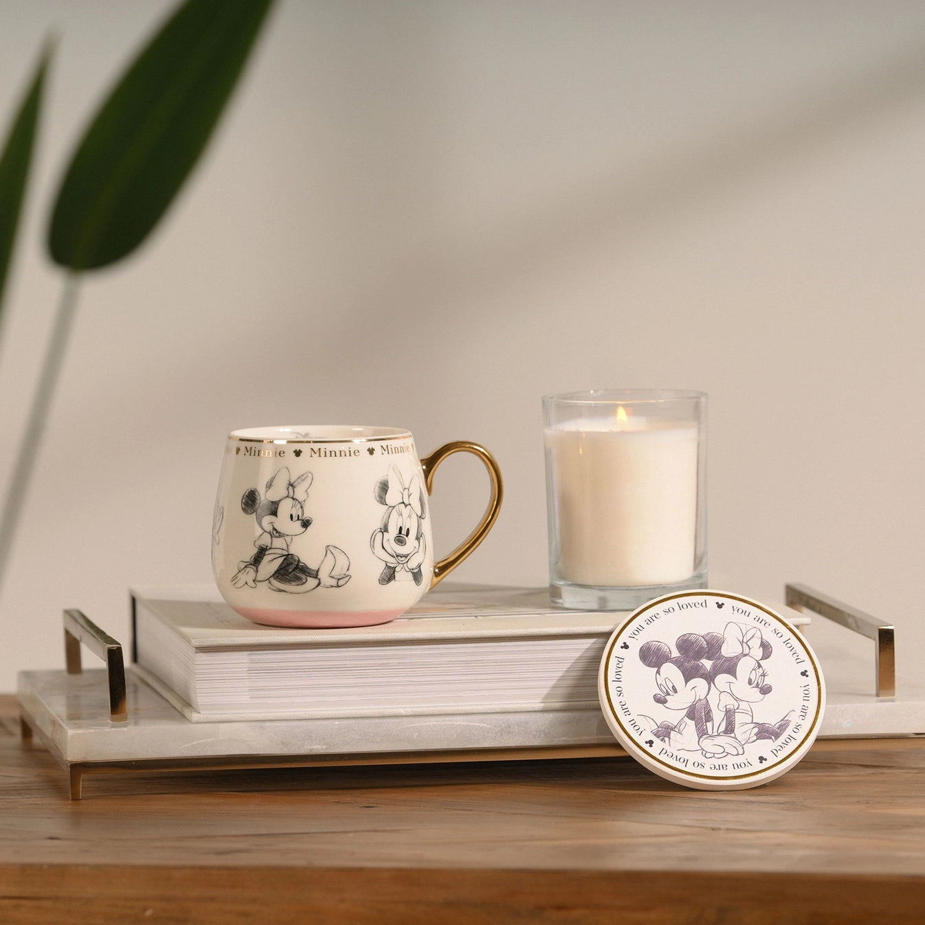 Minni mus kopp fra Disney samleserie som står på en bok. Tar seg godt ut som en del av interiøret med sine flotte detaljer i gull. Magi og luksus i et krus. Nostalgi og minner fra en barndom fylt med disney. 