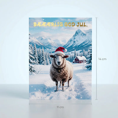 Julekortet med sau og «Bæærlig god jul» i gullfolie med mål. Det doble brettekortet er 11 cm bredt og 14 cm høyt. En kreativ julegave til den som har alt, der gaven skrapes fram inni kortet.