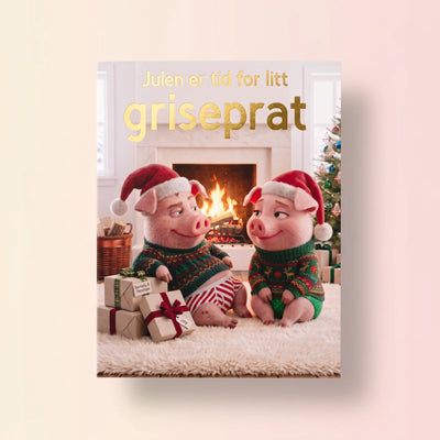 Morsomt dobbelt julekort med to griser i strikket julegenser og nisselue foran peisen, med juletre og pakker rundt seg. «Julen er tid for litt griseprat» står i gullfolie på forsiden. Inni kortet er det gjemt et skrapehjerte, så julegaven kan skrapes fram som en overraskelse.