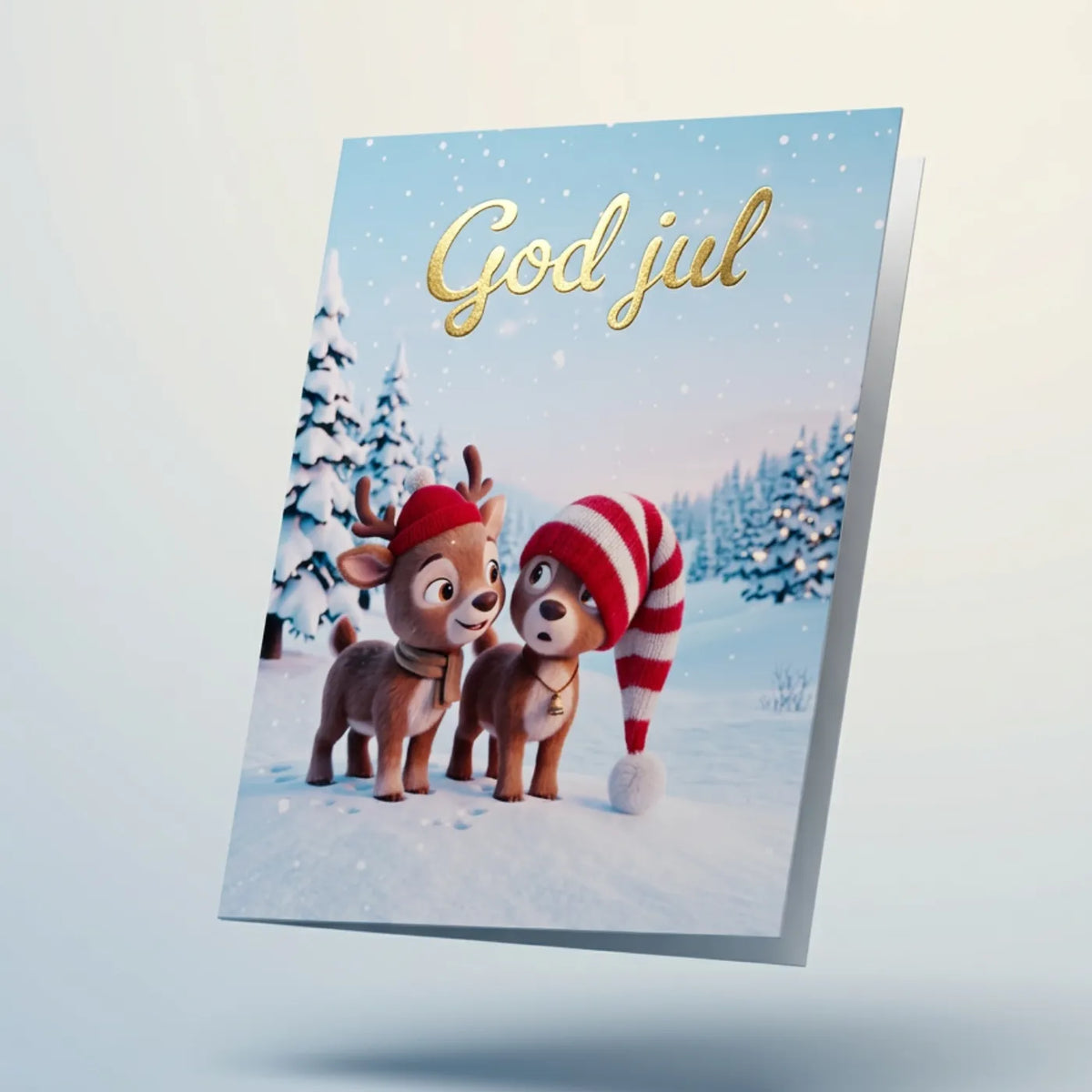 Dobbelt julekort med to søte reinsdyr i snøen, det ene med en stor rød- og hvitstripet nisselue, og «God jul» i gullfolie på forsiden. Inni kortet er det gjemt et skrapehjerte, så julegaven kan skrapes fram som en overraskelse. Passer til gutt, jente og ungdom.