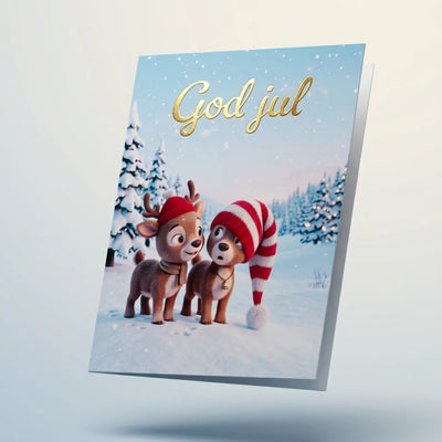 Dobbelt julekort med to søte reinsdyr i snøen, det ene med en stor rød- og hvitstripet nisselue, og «God jul» i gullfolie på forsiden. Inni kortet er det gjemt et skrapehjerte, så julegaven kan skrapes fram som en overraskelse. Passer til gutt, jente og ungdom.
