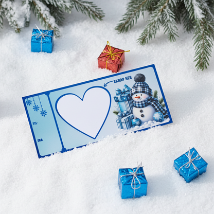 Skrapelodd julegave kort. Perfekt til overraskelser og julegaver man ikke får gitt fysisk på julaften. Skrap fram julegaven. Morsomt og unik måte å gi bort en helt spesiell julegave på! Dette designet er blått med snømann på. Den er også foliert med blå folie så den får skinnende effekt og glinser i lyset. 