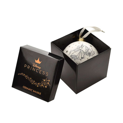 Disney julekule i keramikk med Askepott som ligger i sin eske med lokket tatt av. En nydelig juletre dekorasjon, eller som en julegave til alle som elsker Disney. Denne skaper virkelig en magisk julestemning.