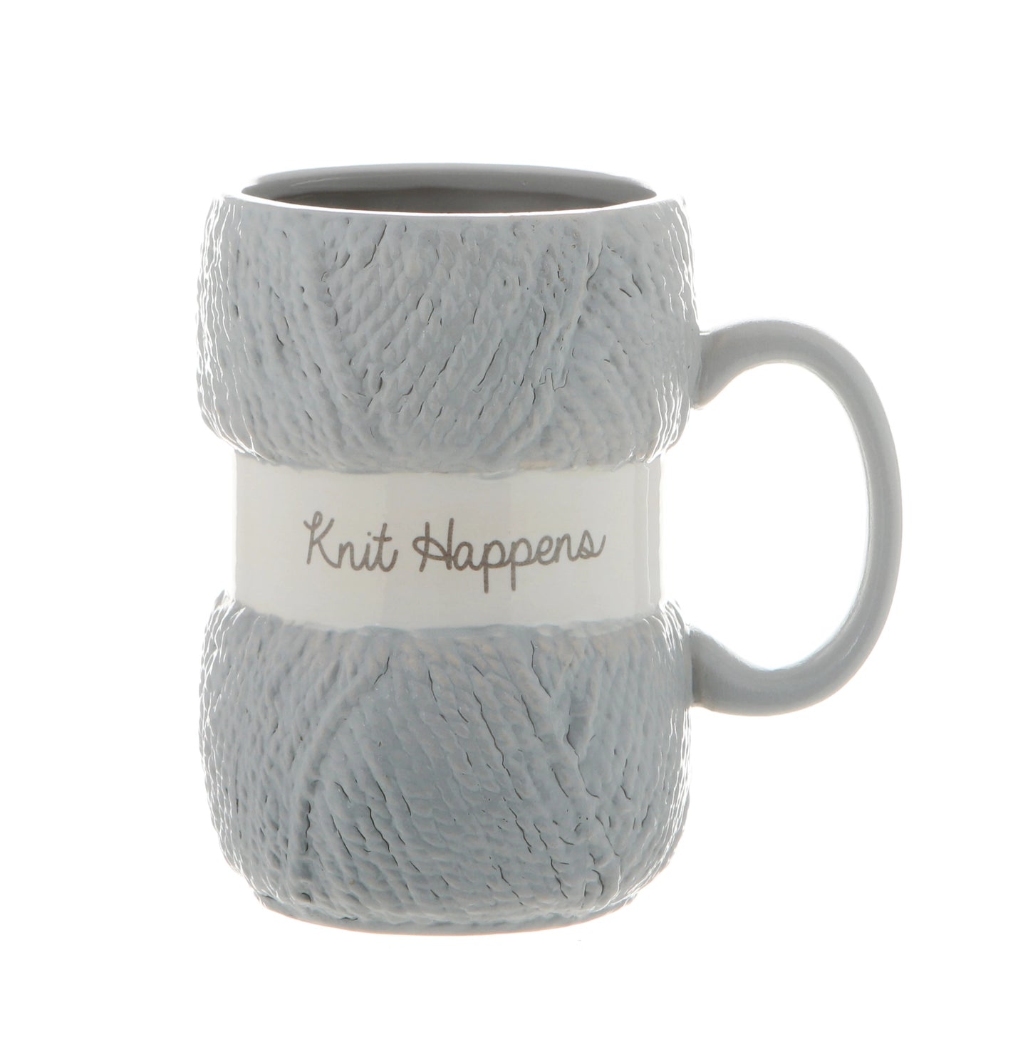 Grå kaffekopp med garn detaljer og morsom tekst. Perfekt gave til alle som elsker håndarbeid og strikking. Knit happens er en humoristisk måte å si at det er tid for strikkekos og kaffe.