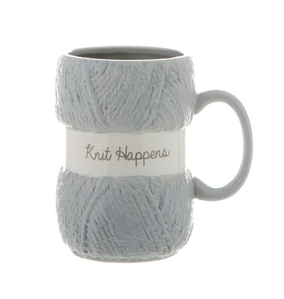 Grå kaffekopp med garn detaljer og morsom tekst. Perfekt gave til alle som elsker håndarbeid og strikking. Knit happens er en humoristisk måte å si at det er tid for strikkekos og kaffe.