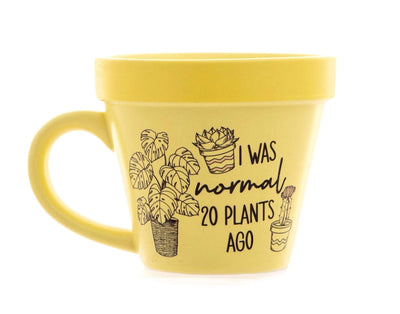 Gult Plantekrus med tekst "I was normal 20 plants ago" En morsom kopp som er formet som en blomsterpotte. Perfekt gave til alle som elsker planter og hagearbeid som trenger en velfortjent kaffe eller te-pause.