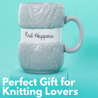 Perfekt gave til strikke-elskeren med tekst "knit happens". Kaffekoppen er i grå farge og er formet som et garn. Et kaffekrus til alle som elsker strikking og en god dose med humor.