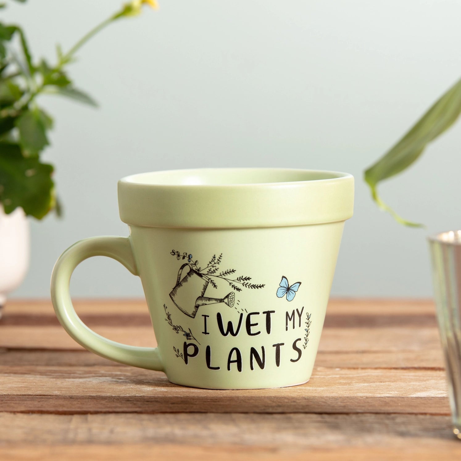 Morsom kaffekopp formet som en blomsterpotte med morsom tekst "I wet my plants"