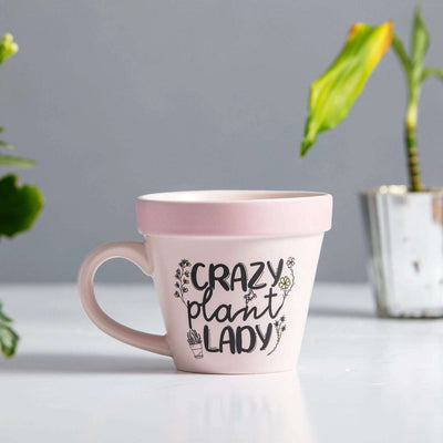 Kaffekopp til plante-elskeren i rosa farge med humoristisk og selvironisk teksten Crazy plant lady. Koppen er formet som en blomsterpotte, og er en perfekt gave til alle som er glad i planter og hagearbeid.