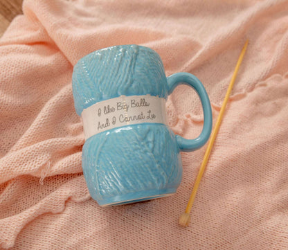 Blå kaffekrus til strikke-elskeren med humor. Kaffekoppen har den morsomme teksten I like big balls and I cannot lie. Morsom gave til jul eller bursdag til alle som elsker strikking og en god latter.