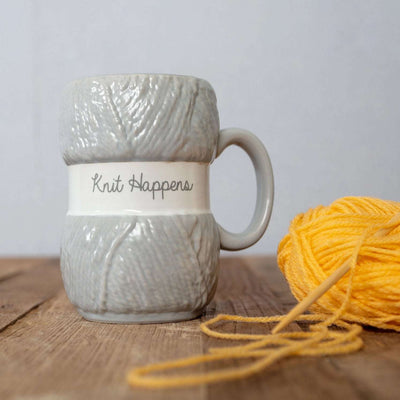 Morsomt kaffekrus formet som garn med morsomt tekst "Knit Happens". En kaffekopp og perfekt morsom gave til alle som elsker å strikke.