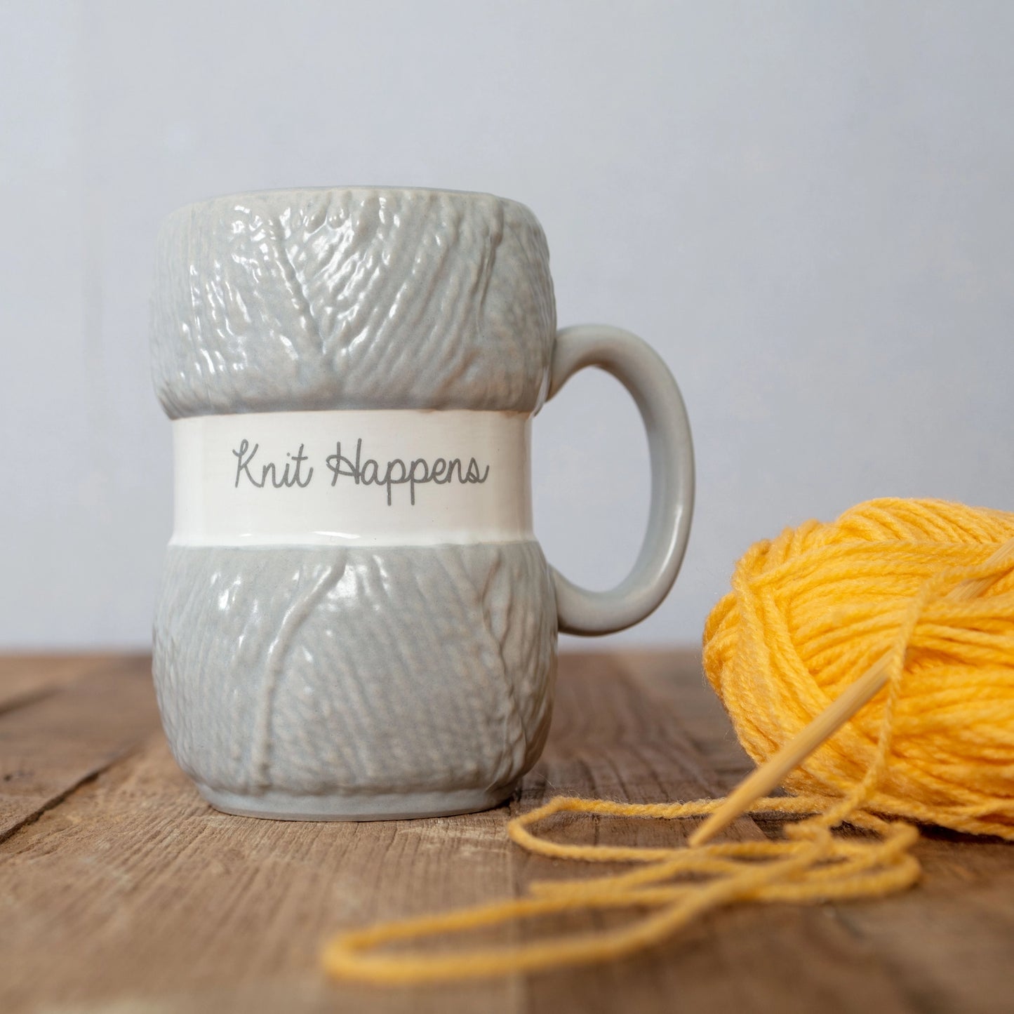 Morsomt kaffekrus formet som garn med morsomt tekst "Knit Happens"