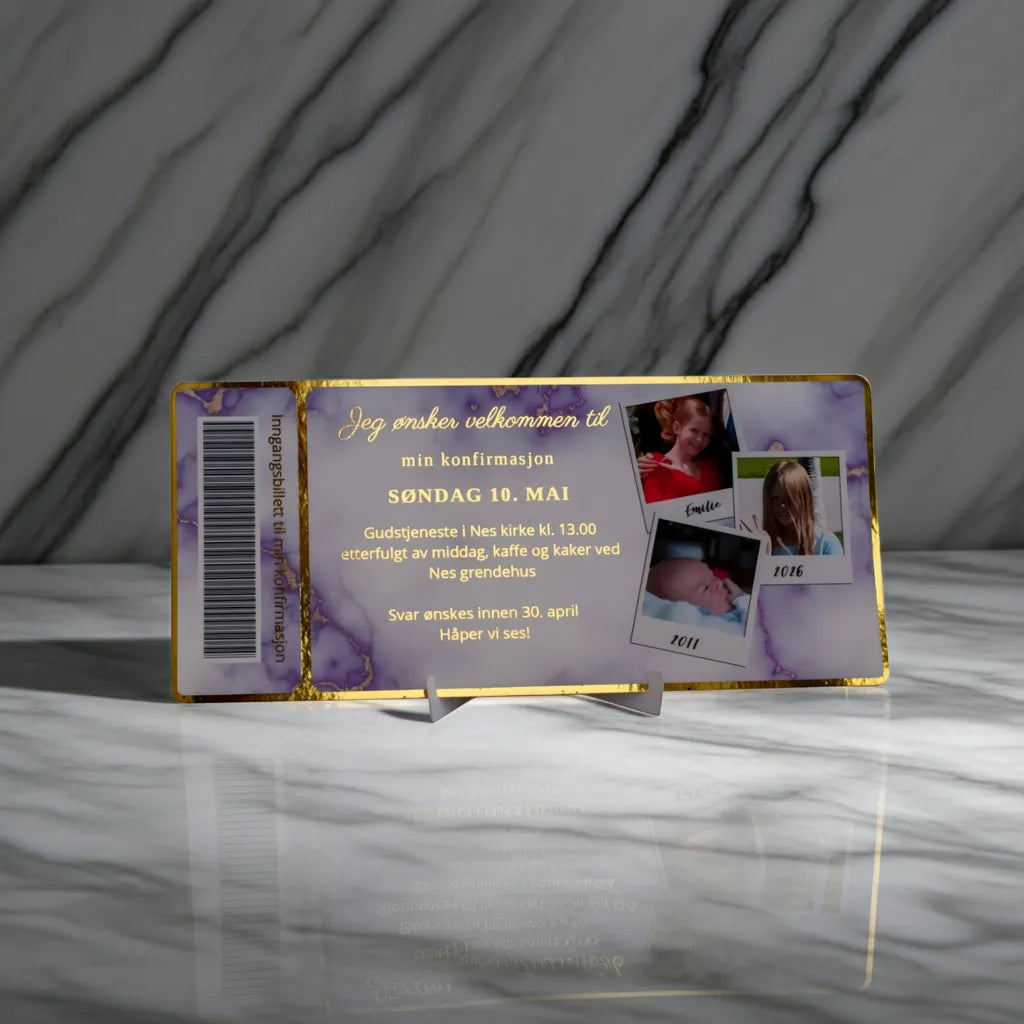 Konfirmasjons invitasjon med nydelige gulldetaljer. Teksten er foliert med gullfolie, noe som gir kortet et luksuriøst preg. Konfirmasjons invitasjonen er personlig da man får inn personlige bilder av konfirmanten og ønsket tekst. På siden er strek-kode hvor det står at dette er inngangsbilletten til konfirmasjonen. Morsomt konfirmasjonskort som skiller seg ut fra vanlige invitasjoner. 
