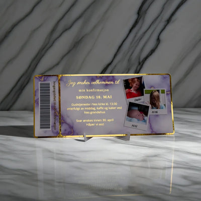Konfirmasjons invitasjon med nydelige gulldetaljer. Teksten er foliert med gullfolie, noe som gir kortet et luksuriøst preg. Konfirmasjons invitasjonen er personlig da man får inn personlige bilder av konfirmanten og ønsket tekst. På siden er strek-kode hvor det står at dette er inngangsbilletten til konfirmasjonen. Morsomt konfirmasjonskort som skiller seg ut fra vanlige invitasjoner. 