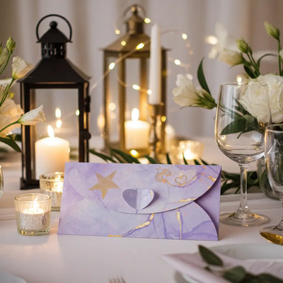 Håndlaget konfirlutt til konfirmasjonskortet. Kortet har et utskåret hjerte på baksiden som gjør det enkelt å lukke å åpne konfirlutten uten å ødelegge den. Det er også foliert gull stjerne og en flygende sommerfugl på baksiden av dette kortet, noe som gir det et luksuriøst preg. 