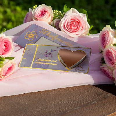 Konfirmasjons gaven som skiller seg ut. Her kan man se konfirlutten og kortet med flotte gulldetaljer. Hjerte klistremerke ligger løst oppå kortet, og dette skal festes  på når man har skrevet hva man ønsker å gi bort til konfirmanten på kortet. Skrapelodd er en morsom måte å gi bort en opplevelse, frisørtime, reise eller hva det nå enn måte være. Uansett hva du ønsker å gi bort så blir dette en morsom og unik opplevelse. 