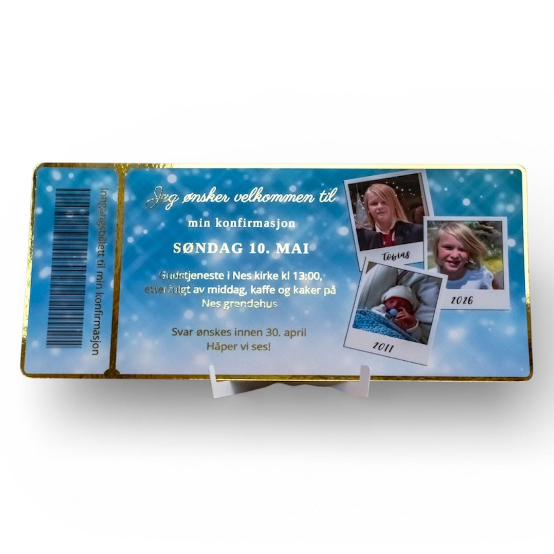 Blå konfirmasjonsinvitasjon hvor man kan få på 3 bilder av konfirmanten. Man legger også inn personlig tekst som blir gullfoliert. Et nydelig kort med flotte detaljer, som ser ut som en flybillett. Unikt og eksklusivt på en gang. Disse er håndlaget av oss i Norge. 