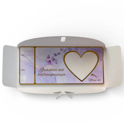 Konfirmasjons kort med skrapelodd hjerte. Skrap fram overraskelsen. Her ligger kortet inni konvolutten som følger med. Man får også med en skrape hjerte klistremerke som skal klistres over hjertet når man har skrevet inn hva man ønsker å gi bort i gave. Her har du altså konfirmasjons kortet som konfirmanten kommer til å elske! Morsomt og luksuriøst kort som skiller seg ut. 