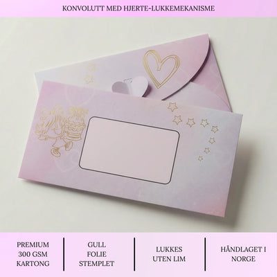 Konvolutt med gullstemplet detaljer håndlaget i Norge. Gull stemplet jente som bærer en bursdagskake, stjerner og hjerte. Kortet har et eget felt hvor man kan skrive hvem kortet er til og hvem det er fra. Konvolutten er lyserosa i fargen og har en nydelig hjerte lukkemekanisme bak, så man slipper å ødelegge konvolutten når man åpner den. Konvolutten er håndlaget i Norge, og dette bilder viser litt informasjon om selve konvolutten. 