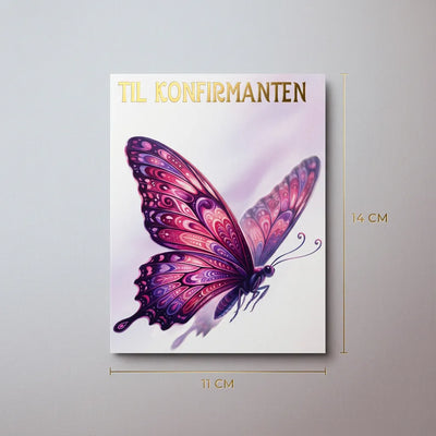 Kort til jenten som skal konfirmeres og som ønsker seg penger i konfirmasjons gave. Bilde viser størrelsen på konfirmasjonskortet som er 11 cm bredt og 14 cm høyt. Kortet ligger flatt på ett bord og man kan se gulldetaljene. Her ser man hvordan koret kommer og hvordan det ser ut før man har puttet penger i pengelommen på framsiden av kortet. Dette er et kort man kan åpne og skrive selv det man måtte ønske inni kortet. 