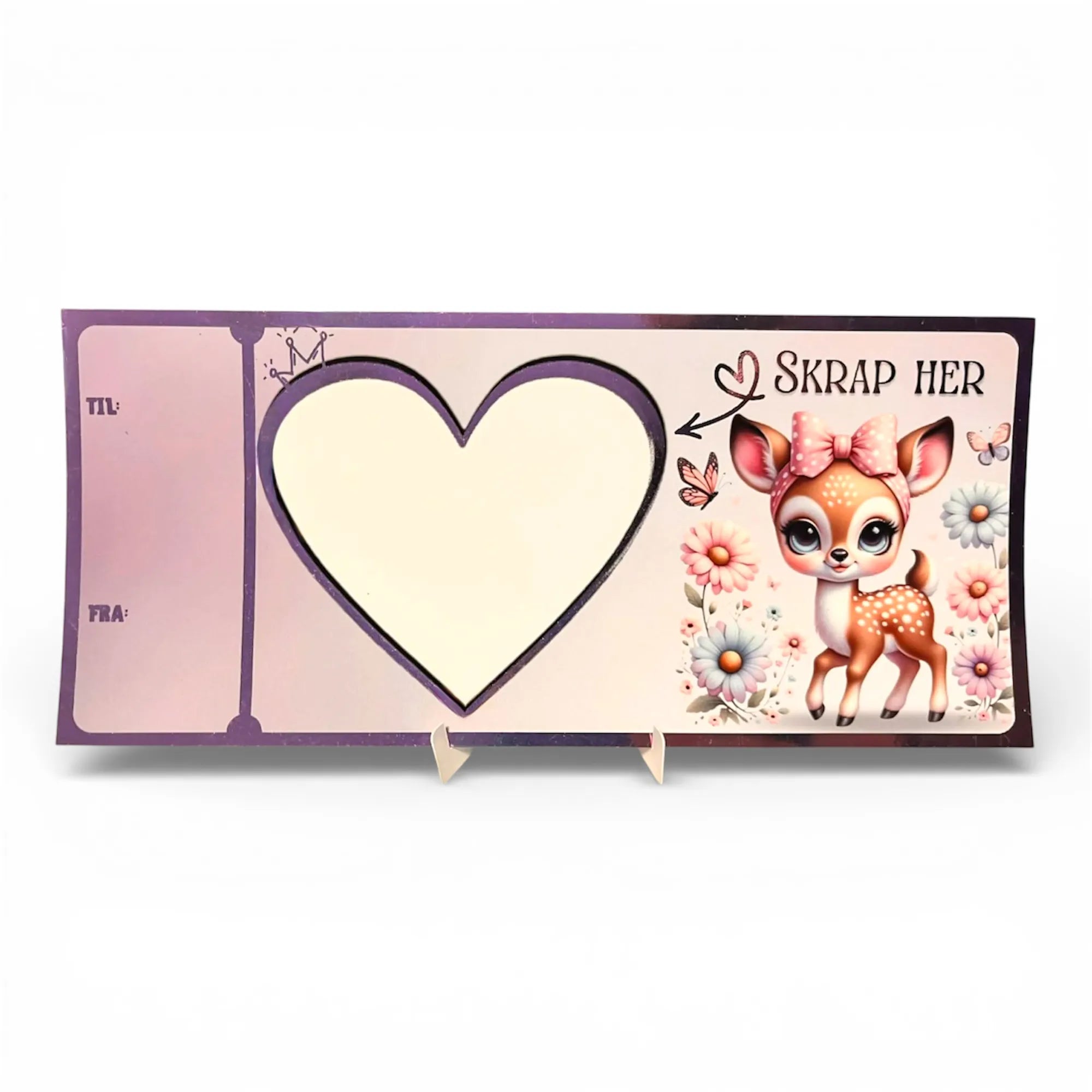 Nydelig kort til enhver anledning. Dette kortet kan man bruke som bursdagskort, valentineskort, morsdagskort eller bare til noen som trenger en oppmerksomhet. Kortet har et hjerte felt hvor man kan skrive det man ønsker. Det har fått nydelig lilla folie på seg som skinner når det treffer lyset. Et lite søt reinsdyr med sløyfe på seg og blomster og sommerfugler rundt. 