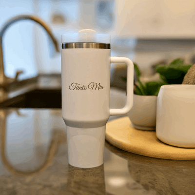 Lasergravert termokopp til tante på kjøkkenbenken