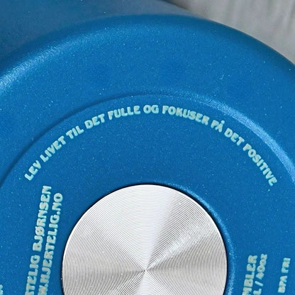 Et fint sitat under den blå termokoppen "lev livet til det fulle og fukuser på det positive. En fin påminnelse om at man ikke må glemme å leve. Livet har så mye å by på om man bare ser seg rundt. 