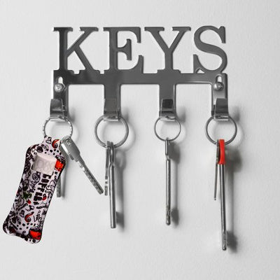 Nøkkelring som henger sammen med nøkler på nøkkelknagg.