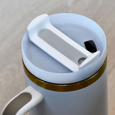 Tumbler lokk som man kan bruke enten med eller uten sugerør. Bare å flippe flippen etter behov. 