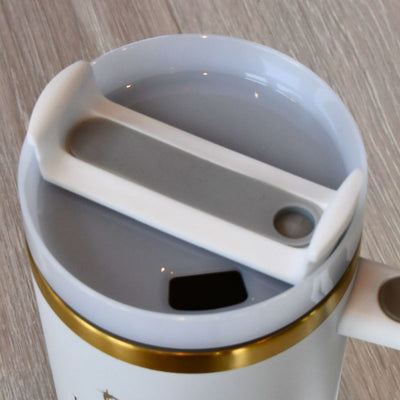 Lokket har en tapp så man kan velge om man ønsker å bruke sugerør eller drikke fra hullet. 